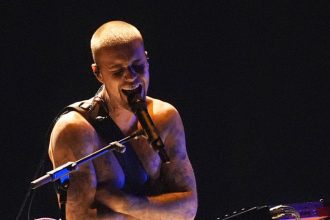 Bieberov navrat po 4 rokoch Na podiu Grammy zostal len v ponozkach a boxerkach Heidi Klum nesklamala ludia nevedeli kam s pohladom
