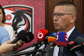 Dalsie vytrznosti hokejoveho sefa Luptaka mal odniest brigadnik Musel sa vraj vyzliect a takmer prisiel o oko A dovod