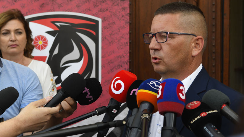 Dalsie vytrznosti hokejoveho sefa Luptaka mal odniest brigadnik Musel sa vraj vyzliect a takmer prisiel o oko A dovod