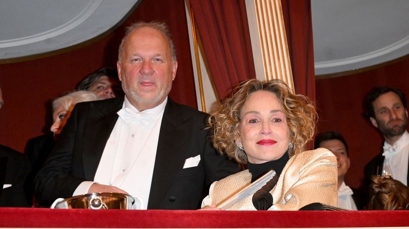 Drma na slvnom plese vo Viedni Sharon Stone s plaom utiekla do hotela ete pred zaciatkom pestnka Fran vzala na bl svojho ex ktor m rd muov