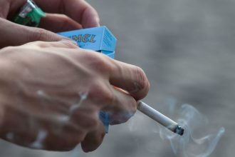 Fajcenie sa stava luxusom Krabicka cigariet po zvyseni dane vzrastie o desiatky centov