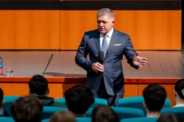 Fico zvazuje zastavenie nudzovych dodavok elektriny na Ukrajinu Premier to pripustil pocas diskusie so studentmi