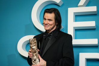 Jim Carrey sokoval v Parizi ukazal zenu ktoru miluje Po jeho boku sa objavila aj dalsia kraska neuveritelne