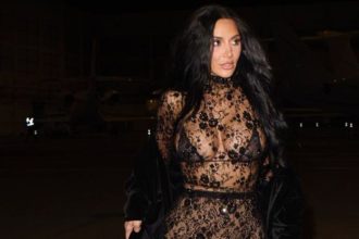 Kim Kardashian v Parizi odhodila zabrany v priehladnej cipke sa vypravila na romanticku veceru Co mal vidiet len Hamilton ukazala celemu svetu