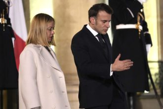 Macron odkazal Meloniovej nech sa postara o seba Ake je jadro sporu