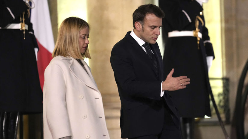Macron odkazal Meloniovej nech sa postara o seba Ake je jadro sporu