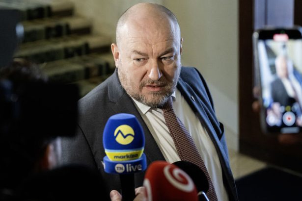 Minister Huliak Futbalovy zvaz skrachuje o tri mesiace