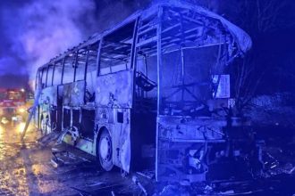 Nestastne rano na Liptove Autobus sa zrazil s kamionom a uplne zhorel Vodic zomrel desiatky ludi sa zranili