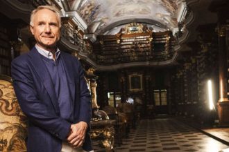 Netflix sfilmuje Posledne tajomstvo Dana Browna Co objavite ked sa vyberiete po jeho stopach v Prahe Okmem toho aj pribeh prostitutky Tonky Sibenice