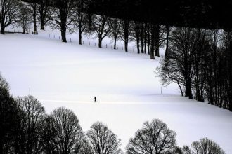 Prve snezinky vystriedal v Bratislave sneh Strednu Europu caka vlna snezenia v Alpach hrozi extrem
