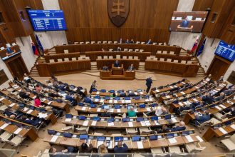 Sedem ministrov zostava vo funkcii parlament neschvalil ani jeden opozicny navrh na ich odvolanie