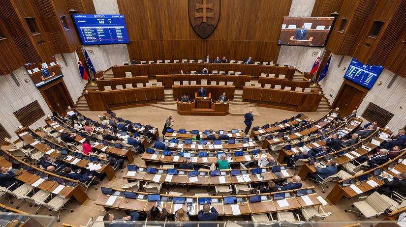 Sedem ministrov zostava vo funkcii parlament neschvalil ani jeden opozicny navrh na ich odvolanie