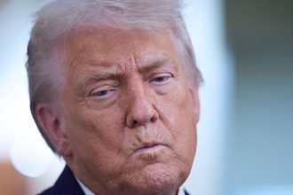 Trump zvazuje obmedzeny utok na Iran K Blizkemu vychodu smeruje najmodernejsia lietadlova lod na svete