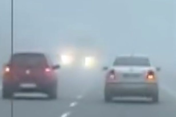 VIDEO Extremne riziko predbiehania v hmle Sekunda delila automobil od smrtelnej zrazky s kamionom