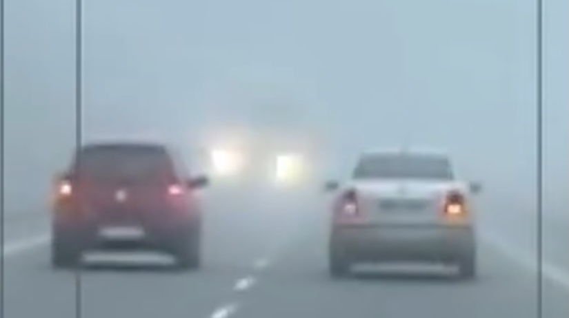 VIDEO Extremne riziko predbiehania v hmle Sekunda delila automobil od smrtelnej zrazky s kamionom