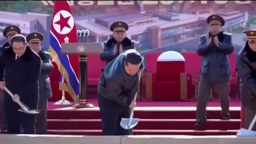 VIDEO Kim Cong un s lopatou v ruke odpalil vybushniny