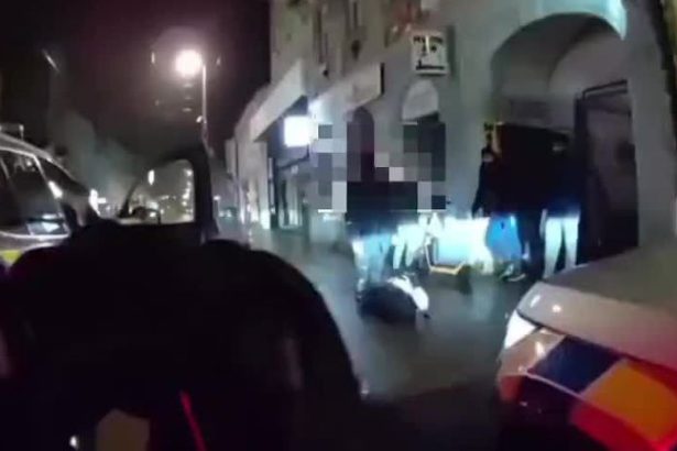 VIDEO Muz so sekerou v centre Bratislavy skoncil v rukach policie
