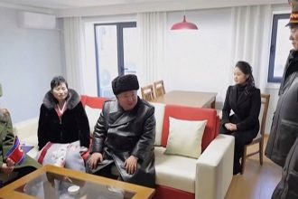 VIDEO Vodca Kim odmeni rodiny padlych vojakov takytito bytmi Nova stvrt symbolizuje ducha a obetu