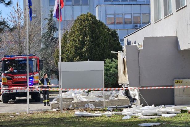 Z Klientskeho centra v Komarne sa zrutila cast strechy jeden clovek zomrel Sutaj Estok Nemozno vylucit vplyv vikendoveho zemetrasenia