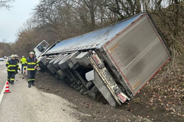 kamionista opity zasadol za volant pri byti havaroval nakladiak zostal prevrateny na boku