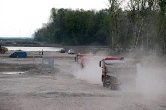 tragedia na stavbe obchvatu 68 rocny muz prisil o zivot nasli ho pri pracovnom stroji