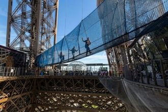 40 metrov adrenalinu a 25000 uzlov dvery v najnavstevovanejsom meste europy otvorili najvyssi mestsky most