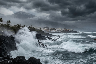 Apokalypsa na Tenerife Po demolacnych protestoch zasiahla domacich snehova burka Ostrov vyhlasil stav nudze