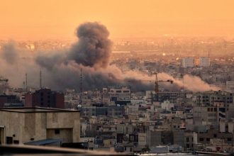 Brutalna vlna utokov Izrael zrovnal so zemou bunkr Chameniho Na ciel zhodili stovku bomb