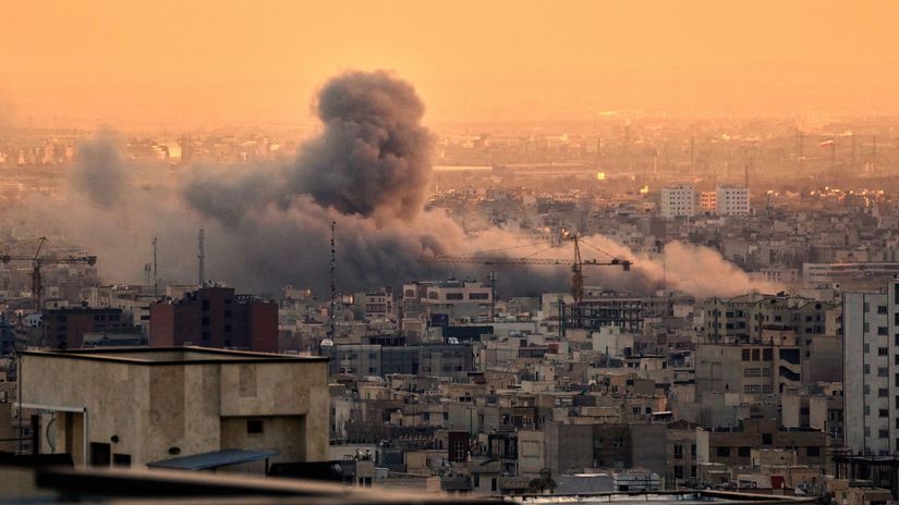 Brutalna vlna utokov Izrael zrovnal so zemou bunkr Chameniho Na ciel zhodili stovku bomb