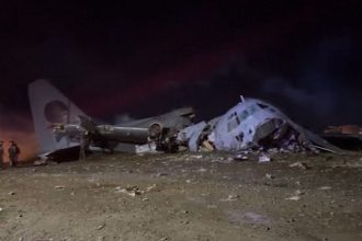 Lietadlo v Bolivii spadlo na cestu najmenej 15 ludi zomrelo Bolo plne penazi z lietadla lietali bankovky