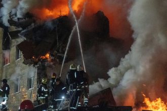 ONLINE Charkov v slzach z trosiek znicenej bytovky vytahuju dalsie tela Ruske utoky zabili aj dve deti