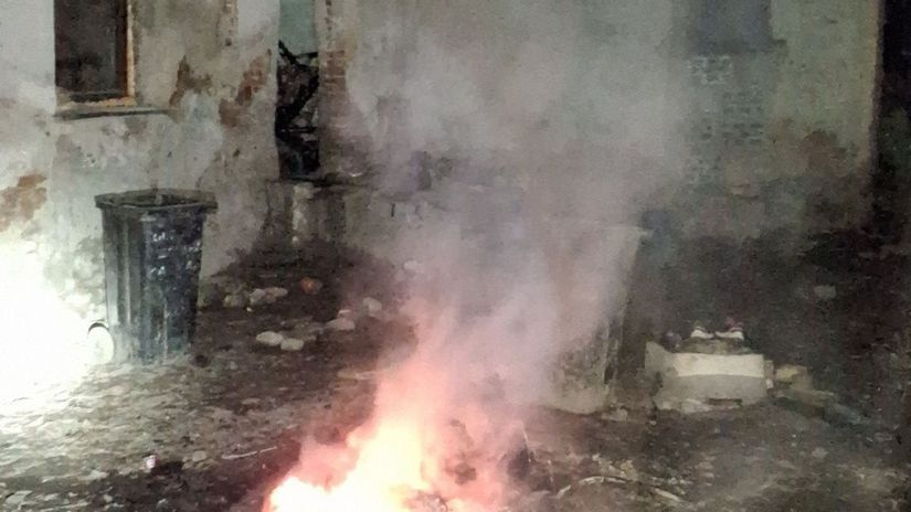 Odpad palili priamo pred domom nasledne doslo k vybuchu incident v Uzovskej Panici ma dvoch zranenych