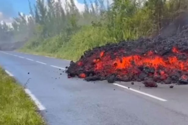 Ohniva rieka pretrhla cestu soferi si natacali na mobil ako sa lava valila priamo cez vozovku