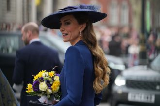 Princezna Kate ziarila v sperkoch po kralovnej Alzbete II Ano toto je zena ktora zatieni aj temny tien skandalov