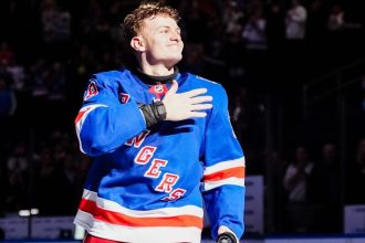 Pripomina psa ktory nahana kost trener NY Rangers vychvalil slovenskeho mladika Sykoru