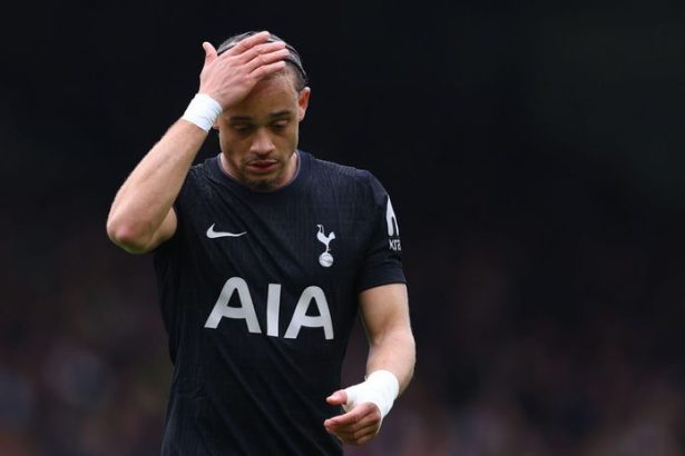 Radikalne skrty platov v pripade padu Slavna znacka na pokraji zostupu z Premier League