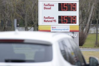 Slovaci tankuju jedny z najlacnejsich paliv v EU Benzin aj nafta patria medzi pat najlacnejsich