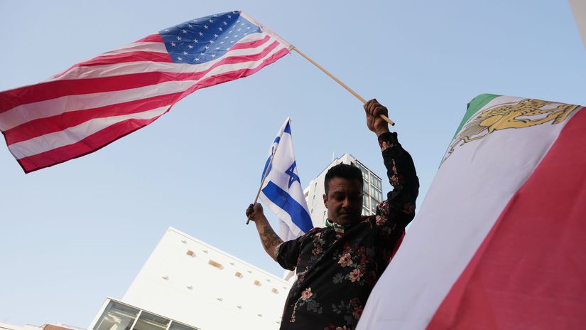 Slzy v statnej televizii ohnostroje v uliciach Iran explodoval emociami davy oslavuju smrt Chameneiho
