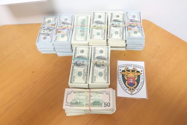 Tvrdil ze prevaza iba cigarety z Ukrajiny Colnici objavili v skrysi autu u muza takmer pol miliona dolarov