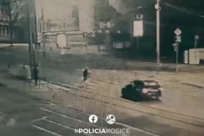 VIDEO Hroziva zrazka Muza zrazilo auto na priechode vbehol nan na cervenu