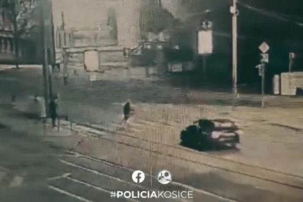 VIDEO Hroziva zrazka Muza zrazilo auto na priechode vbehol nan na cervenu
