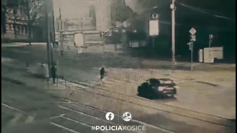 VIDEO Hroziva zrazka Muza zrazilo auto na priechode vbehol nan na cervenu