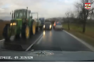 VIDEO Riskantne predbiehanie cez plnu ciaru ktore sa len tak nevidi Sufer to riskoval takmer naslepo