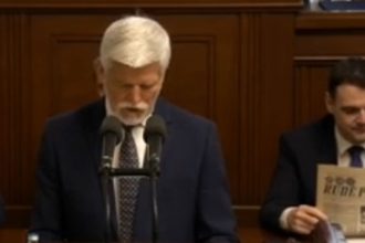 VIDEO Umysel alebo nahoda shef Motoristov Macinka si za chrbtom prezidenta Pavla prezeral komunisticky RUDY PRAV