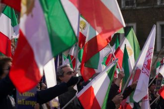 Zatvorenie americkych zakladni alebo poplatky za Hormuzsky prieliv Iran stanovil podmienky rokovani s USA Nerealne znie z Washingtonu