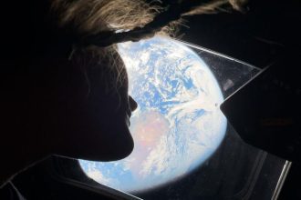 Zaber aky nema nik Astronauti pozovali so Zemou v pozadi pohlad je ohromujuce