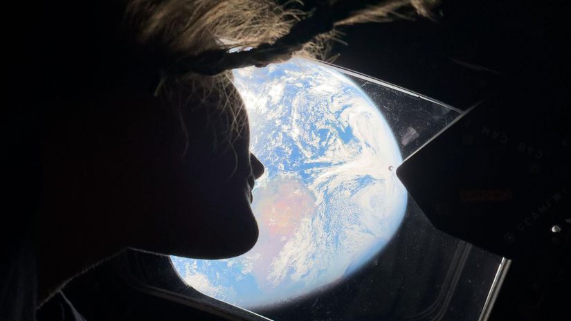 Zaber aky nema nik Astronauti pozovali so Zemou v pozadi pohlad je ohromujuce