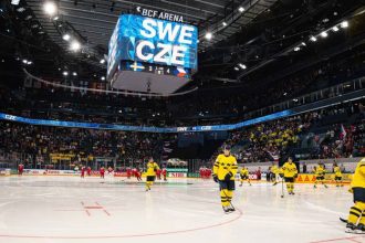 Cesi vyvolali poplach Hokejova velmoc sa uz na zaciatku MS topi v kritike Hovori sa o kolapse a totalnej bezradnosti