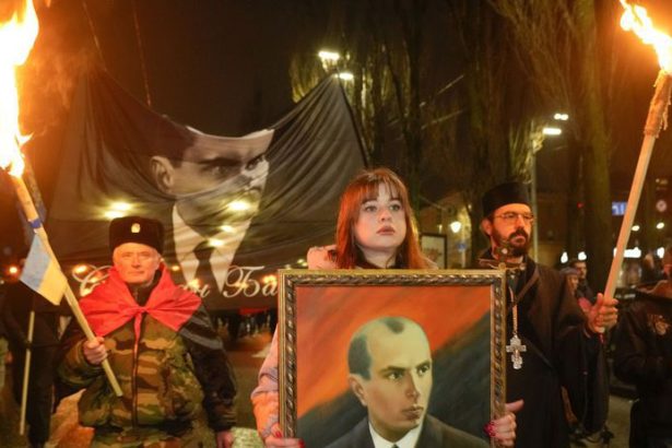Dali skandal na obzore Umozni Zelenskyj ulozit urnu s popolom Banderu do zeme pri Kyjeve