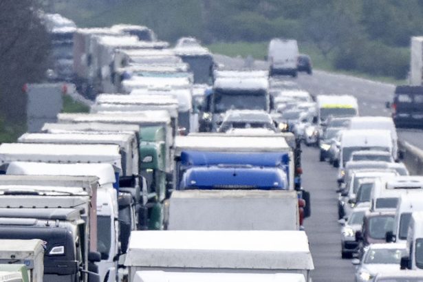 Dopravny kolaps na ceskej D1 Nekonecna kolona kamionov dosahuje viac ako 50 kilometrov